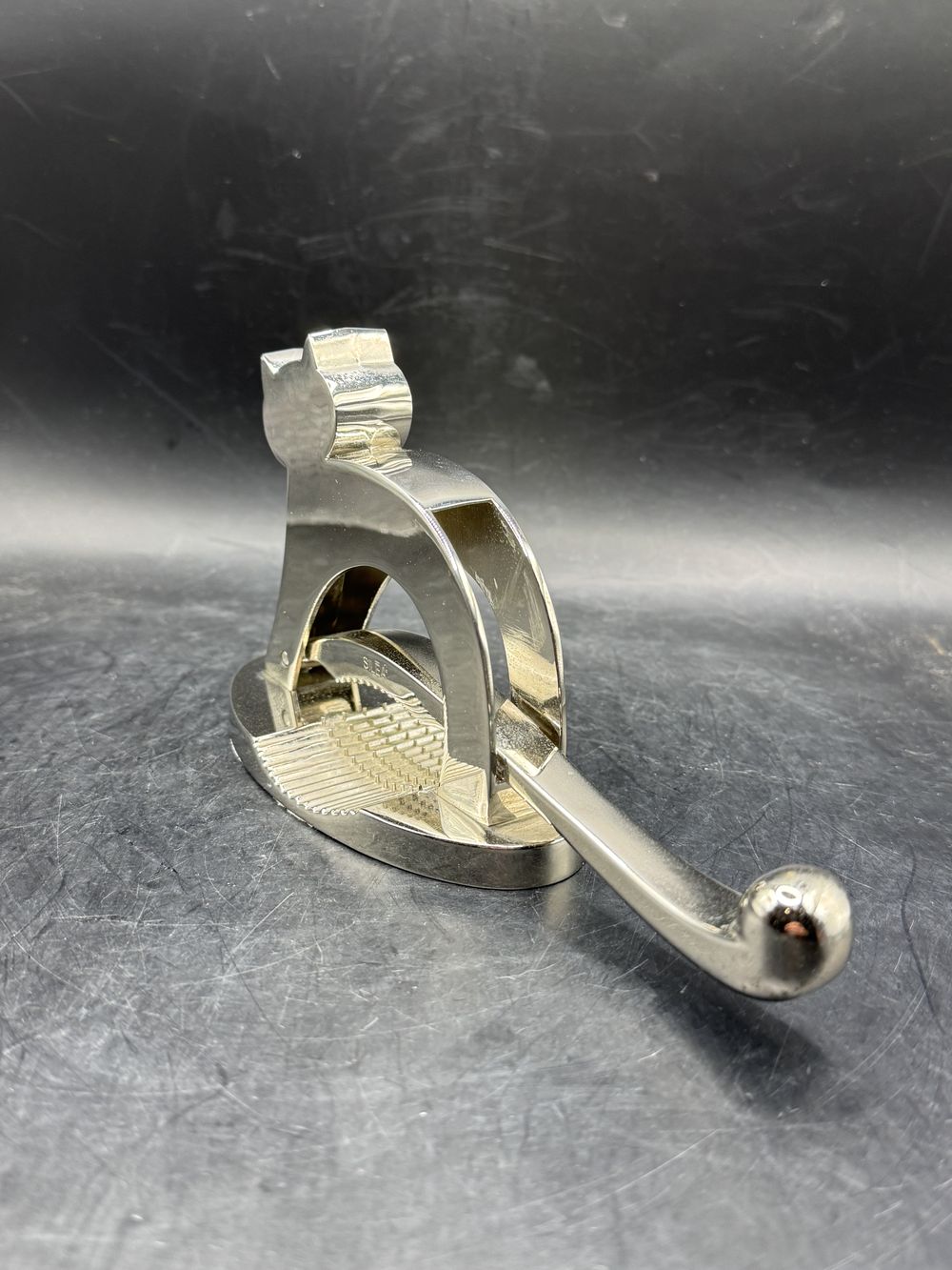 Casse-noix chat en métal chromé - Siléa - Des années 70 - Pièce originale à la fois utile et décorative - Collection – Image 3