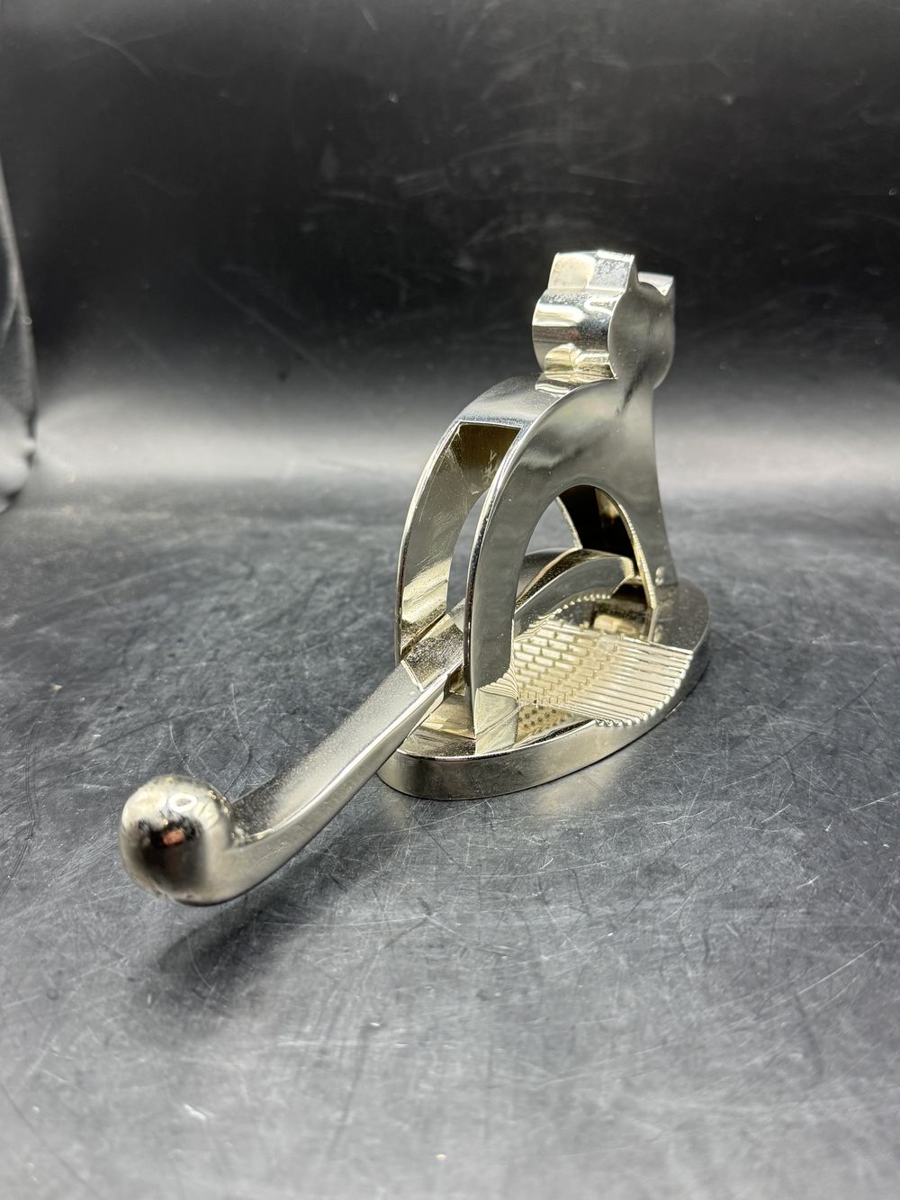 Casse-noix chat en métal chromé - Siléa - Des années 70 - Pièce originale à la fois utile et décorative - Collection – Image 4