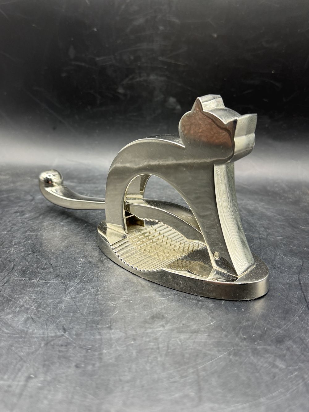 Casse-noix chat en métal chromé - Siléa - Des années 70 - Pièce originale à la fois utile et décorative - Collection – Image 5