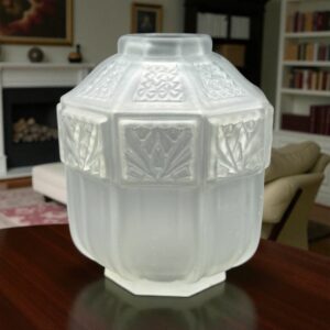 Ancien et rare Vase Espaivet - Octogonal et en verre blanc satiné et reliefs polis - Signé - Typique de l’époque Art déco 1930 - Collection