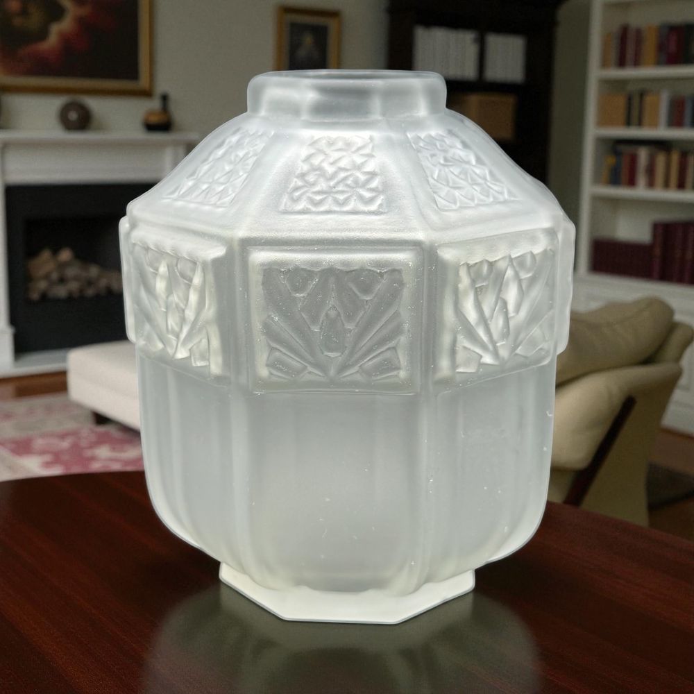 Ancien et rare Vase Espaivet - Octogonal et en verre blanc satiné et reliefs polis - Signé - Typique de l’époque Art déco 1930 - Collection