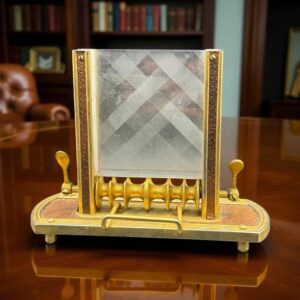 Ancien et rare distributeur de cigarettes articulé avec des éléments en laiton et en cuir ou simili - Vers 1950 - Collection - Déco - Vintage