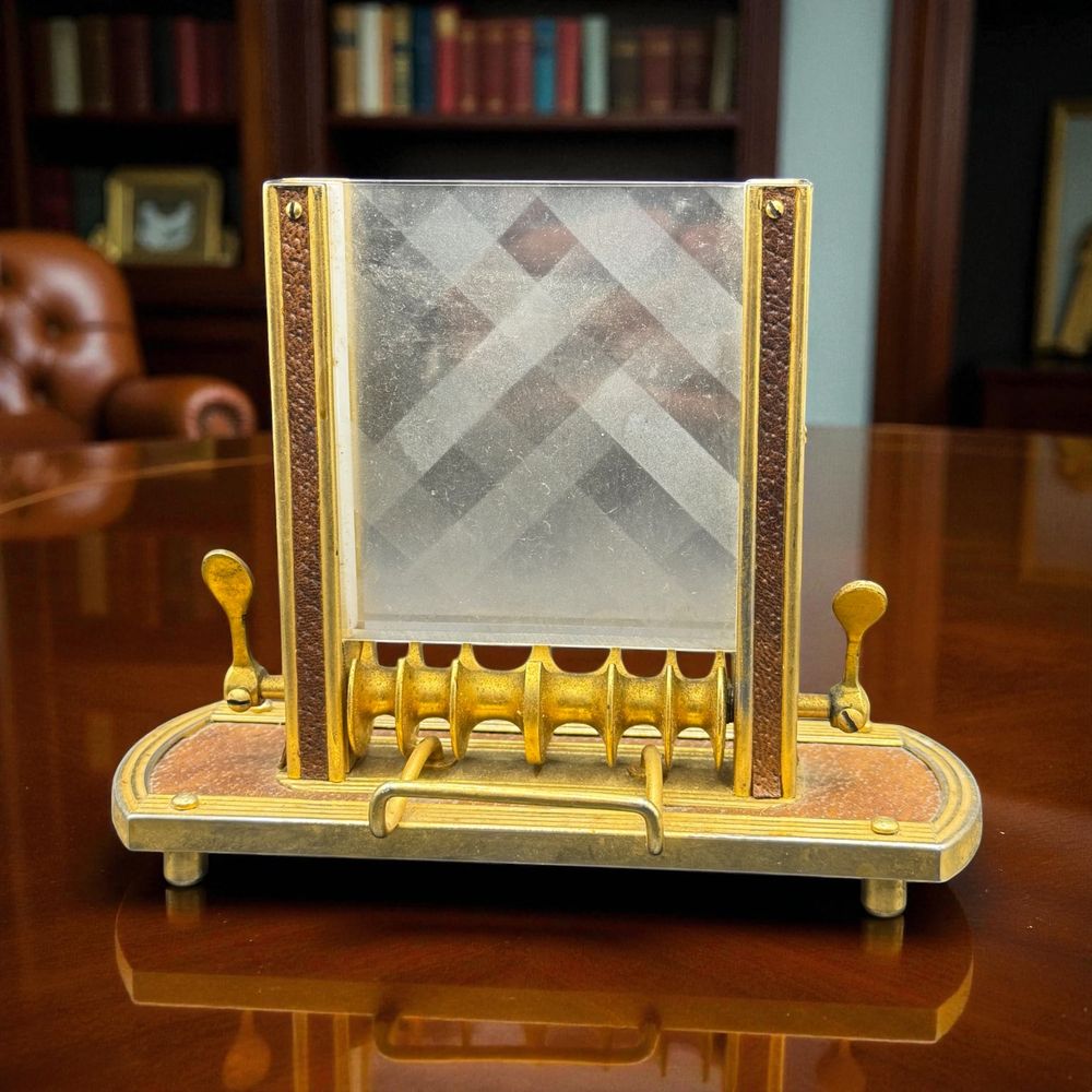 Ancien et rare distributeur de cigarettes articulé avec des éléments en laiton et en cuir ou simili - Vers 1950 - Collection - Déco - Vintage