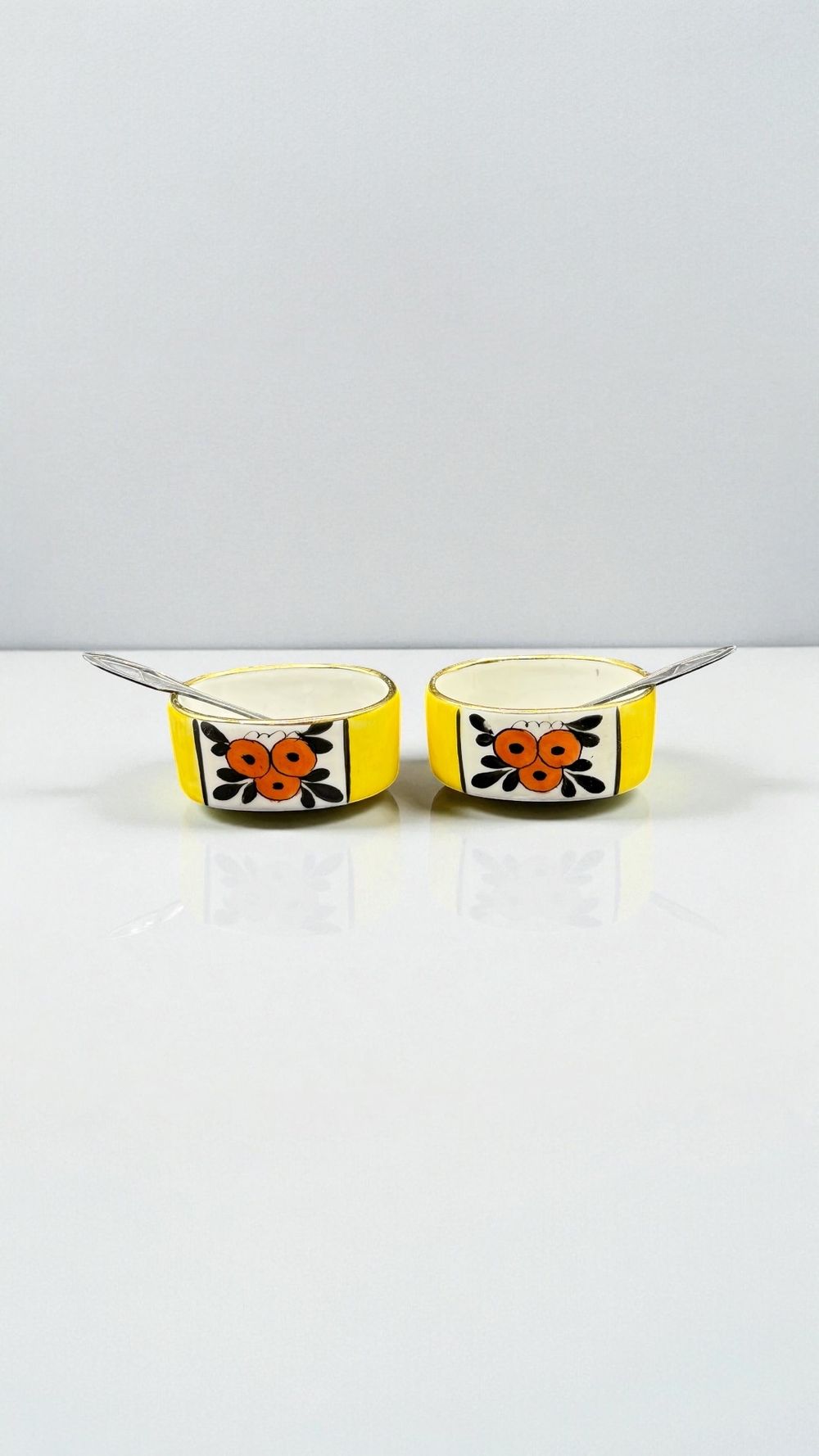 Paire de salerons (sel/poivre) en porcelaine de Limoges peint à la main et leurs deux cuillères en métal argenté - France - Collection - Art Déco