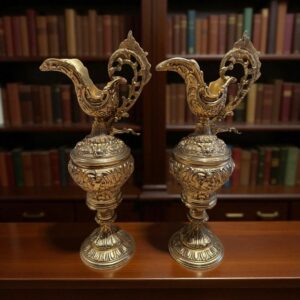 Ancienne paire d'Aiguières décoratives en bronze à patine doré de la fin du 19ème - Anses à décor de dragon ailé - Imposante dimension - 41cm de hauteur - Collection