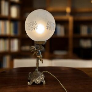 Magnifique Lampe de chevet en bronze doré et son Angelot avec son globe en verre gravé - Pièce signé Mathieu - Hauteur 38 cm - Décoration - Collection