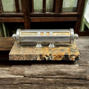 Calendrier perpétuel de table ou de bureau - Forme cylindrique et en métal chromé sur une pièce en marbre - Vers 1950 - Collection - Décoration - Vintage