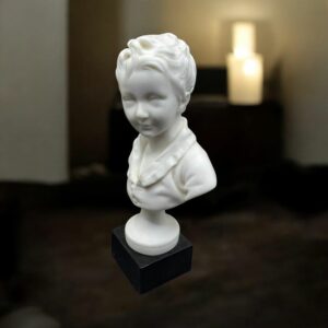 Petit buste d'enfant en Albâtre - D'après Jean Antoine Houdon (1741-1828) - Sur socle en marbre noir - Décoration - Collection