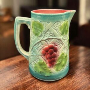 Rare ancien pichet/pot en Barbotine aux raisins - Sur le dessous est inscrit : Raisins - Vers 1940 - Déco - Collection