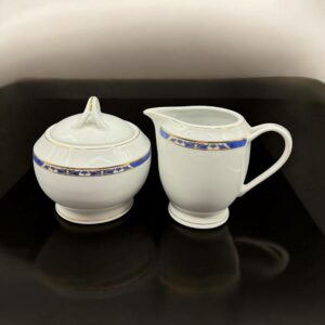 Magnifique Lot/Ensemble un pot à lait et un sucrier en porcelaine blanche de Limoges signés Philippe Deshoulières - Modèle Auray avec filet d'or - Estampillé - bleu et doré - Décoration - Collection