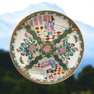 Assiette en porcelaine vintage chinoise décorée à la main - Motif famille - Avec médaillon au dos - Début 20ème - Décoration - Collection