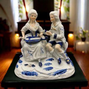 Rare et ancienne statuette en porcelaine blanche et bleue - Italie - Scène de couple avec un violon - Capodimonte - Estampillée - Collection - Décoration