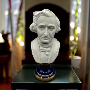 Rare Statuette/buste ancien en biscuit de porcelaine représentant Frédéric Chopin - Sur piédouche en porcelaine bleu - signé Jarel et estampillé des ateliers Slavicek le Raincy - Décoration - Collection