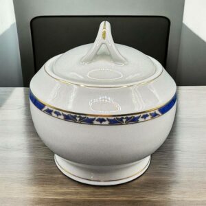 Un joli sucrier en porcelaine blanche de Limoges signé Philippe Deshoulières - Modèle Auray avec filet d'or - Estampillé - bleu et doré - Décoration - Collection