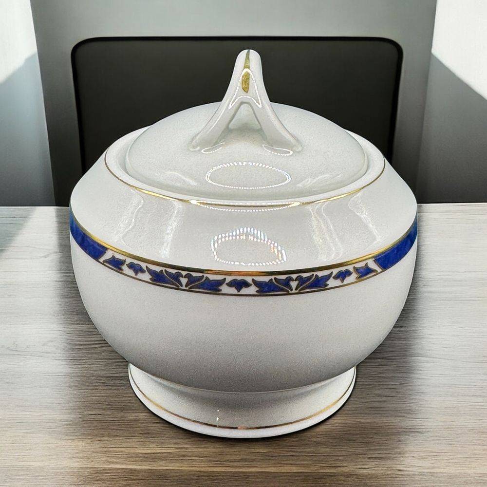 Un joli sucrier en porcelaine blanche de Limoges signé Philippe Deshoulières - Modèle Auray avec filet d'or - Estampillé - bleu et doré - Décoration - Collection