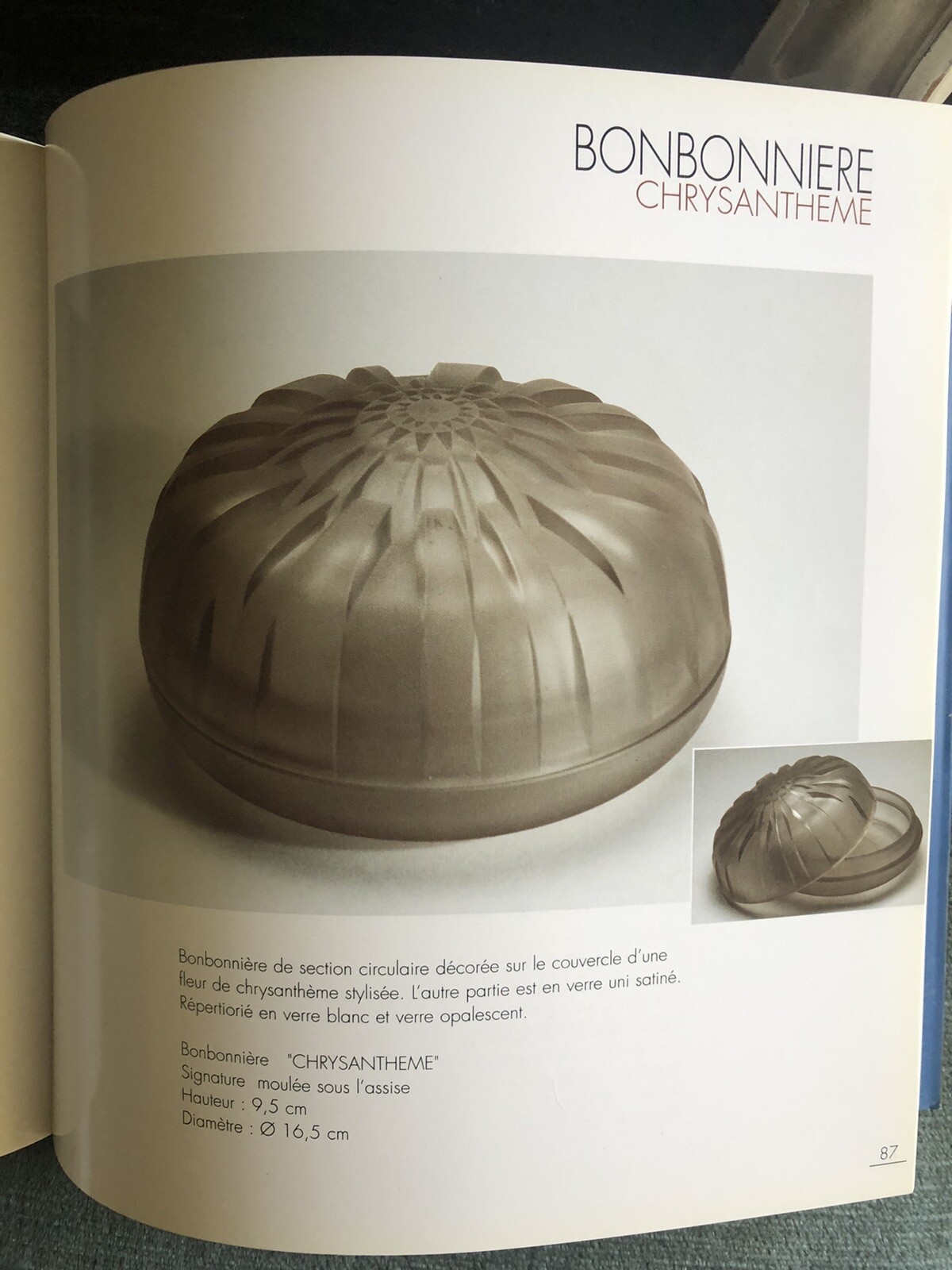 Ancienne et rare bonbonnière en verre opaque - Modèle Chrysanthème d'André Hunebelle - Maître verrier - Typique de l’époque Art déco 1930 - Collection - Déco – Image 7