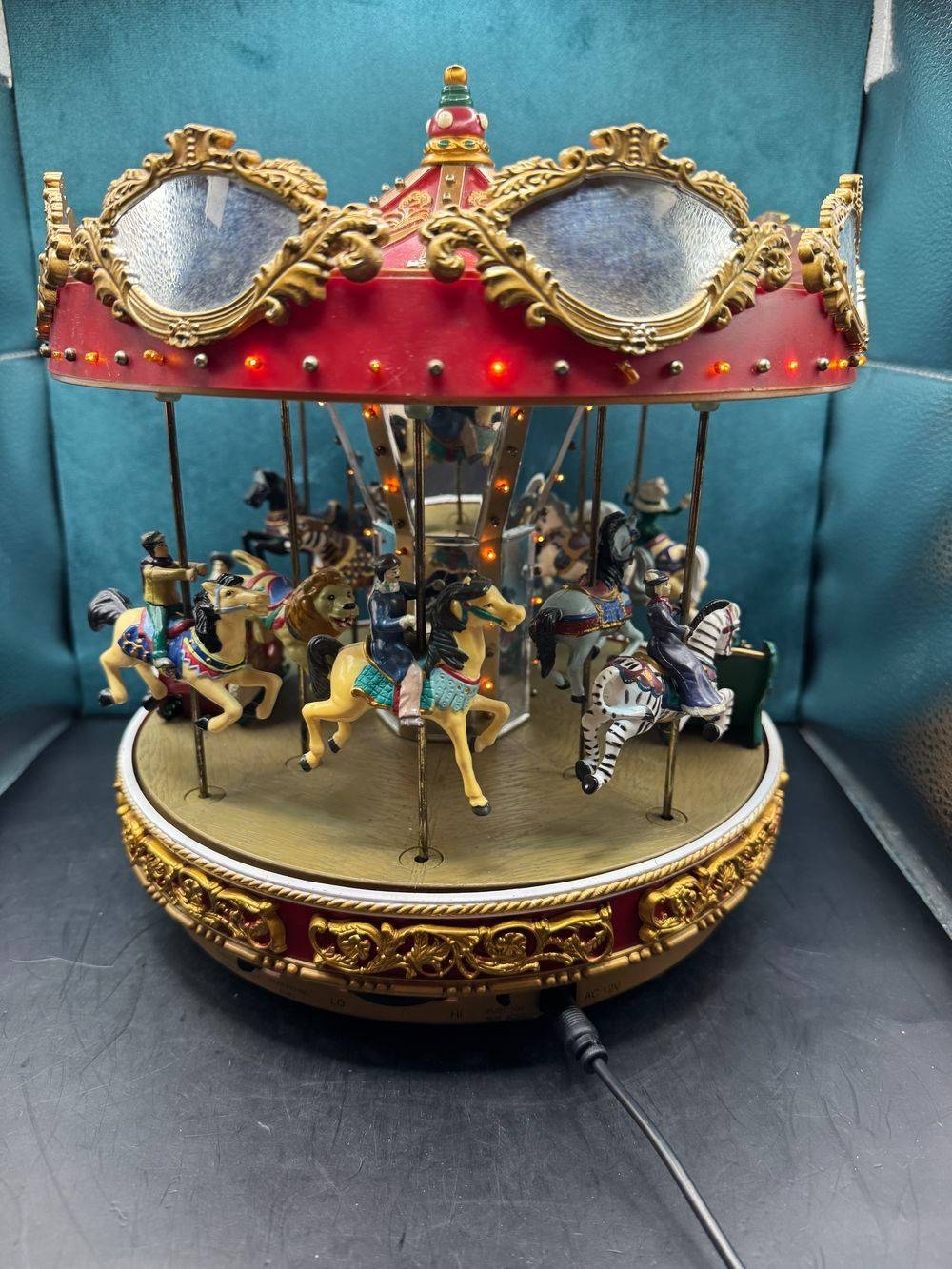 Ancien imposant Carrousel à trois étages "Mr Noël-Mr. Christmas - Holiday Around The Carousel” - 1996 - Vintage - Animations et lumières - Joue plusieurs chansons - Décoration - Collection - Cadeau - Sapin – Image 3