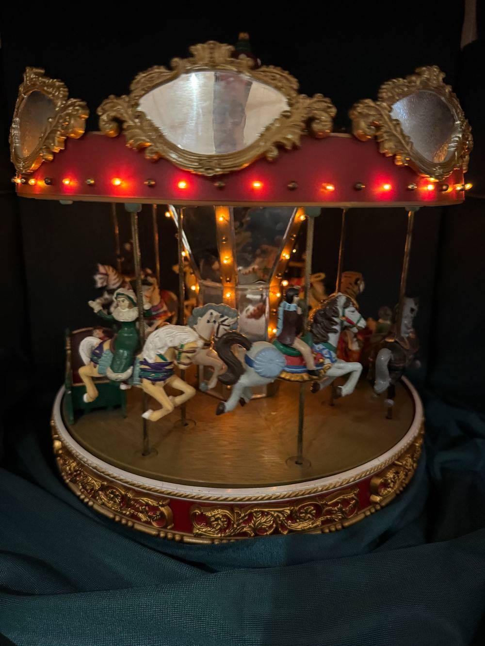 Ancien imposant Carrousel à trois étages "Mr Noël-Mr. Christmas - Holiday Around The Carousel” - 1996 - Vintage - Animations et lumières - Joue plusieurs chansons - Décoration - Collection - Cadeau - Sapin – Image 10