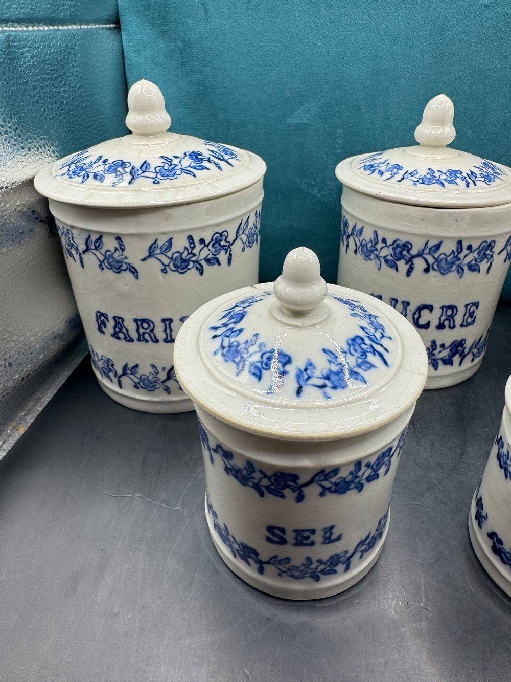Jolie série de 5 pots à Epices avec leurs couvercles - En terre de fonte de Saint Uze - Bleu et blanc - Décoration - Collection – Image 2