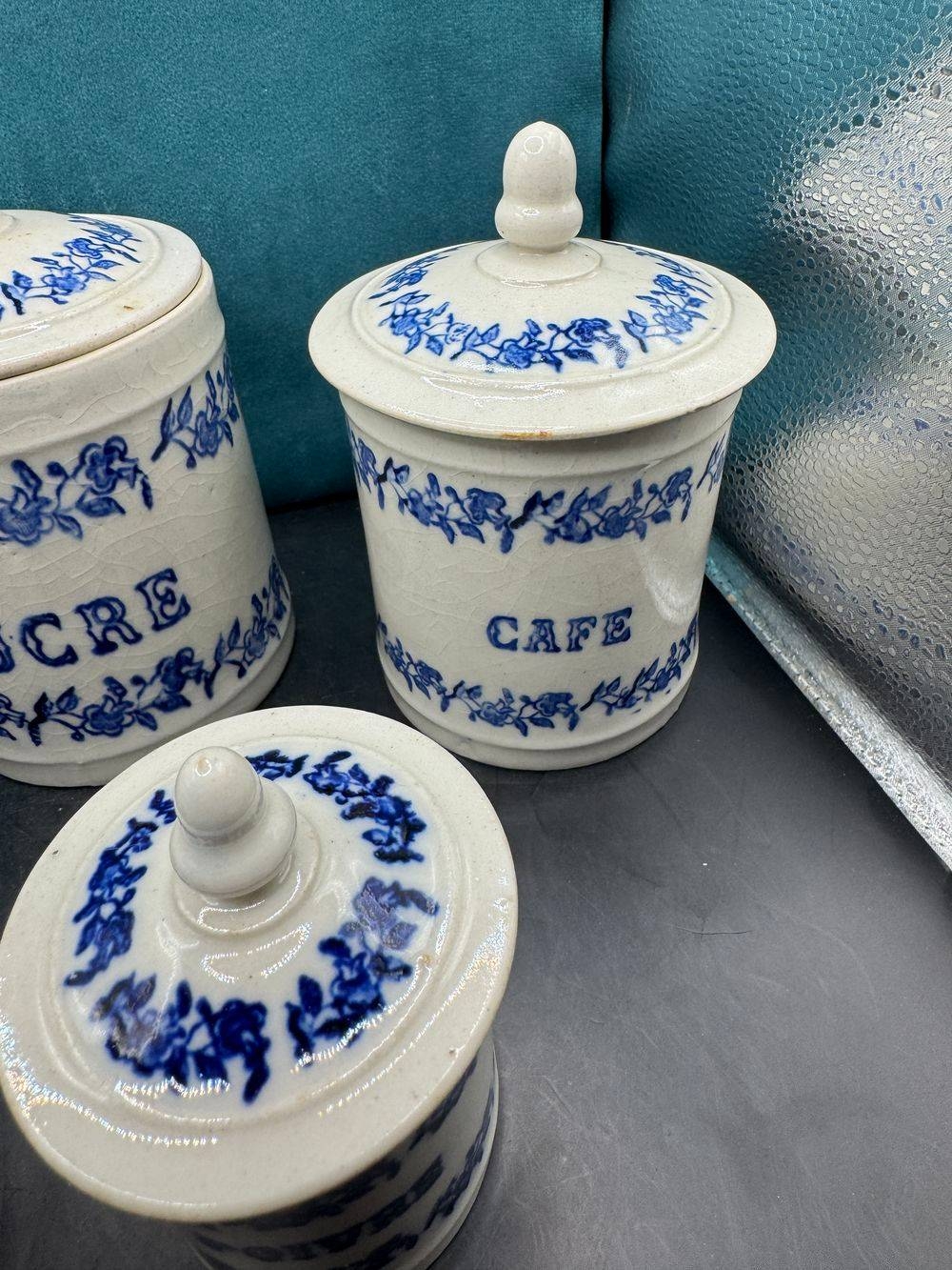 Jolie série de 5 pots à Epices avec leurs couvercles - En terre de fonte de Saint Uze - Bleu et blanc - Décoration - Collection – Image 4