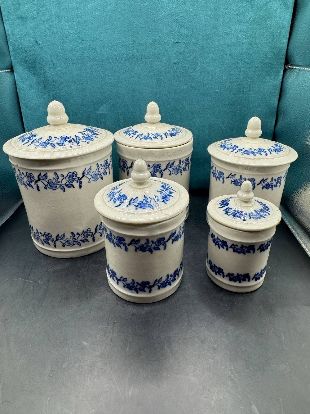 Jolie série de 5 pots à Epices avec leurs couvercles - En terre de fonte de Saint Uze - Bleu et blanc - Décoration - Collection – Image 5