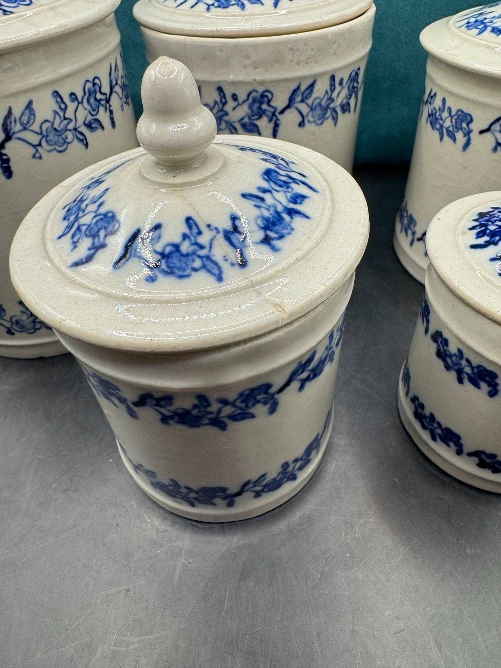 Jolie série de 5 pots à Epices avec leurs couvercles - En terre de fonte de Saint Uze - Bleu et blanc - Décoration - Collection – Image 6