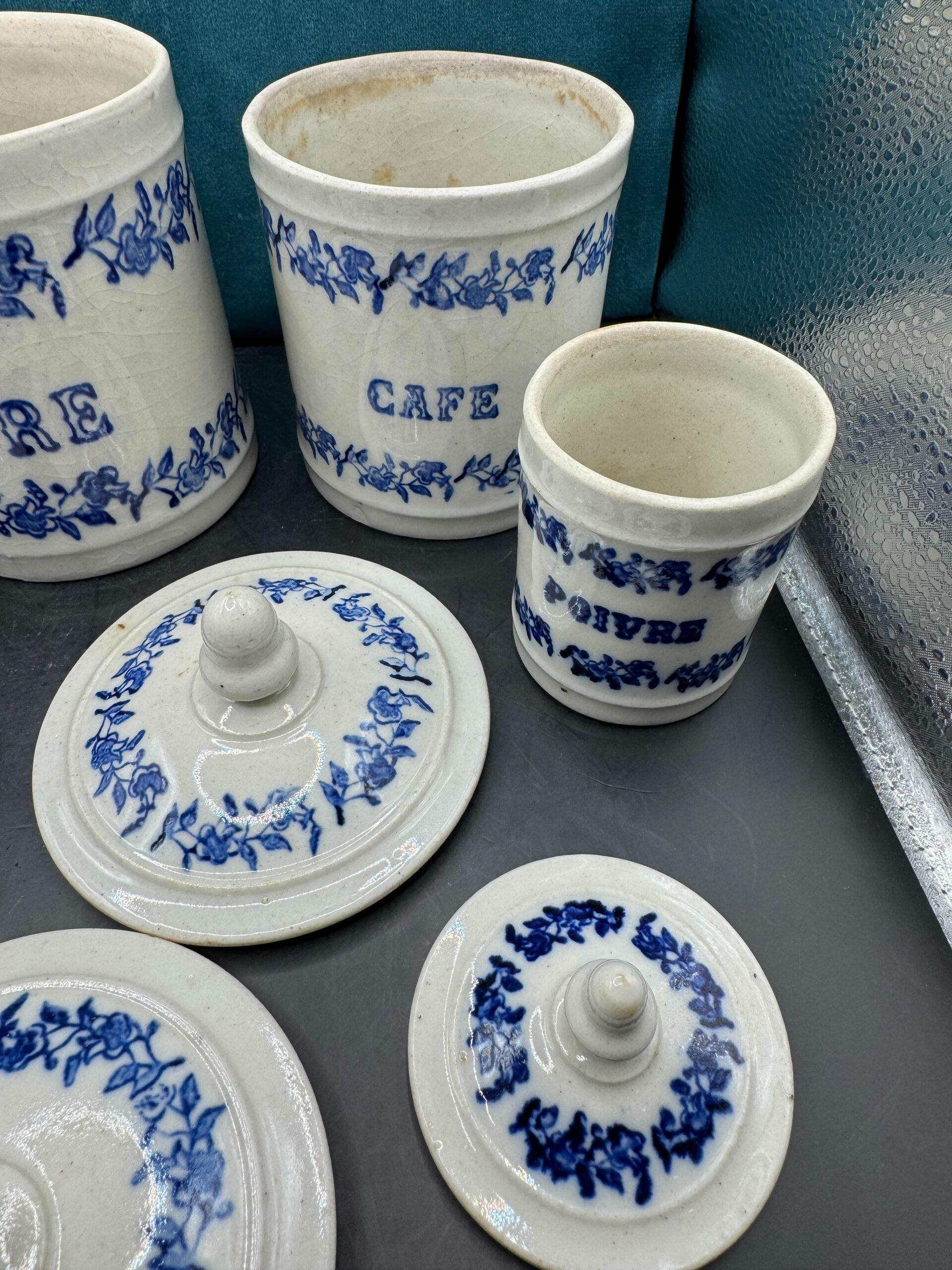 Jolie série de 5 pots à Epices avec leurs couvercles - En terre de fonte de Saint Uze - Bleu et blanc - Décoration - Collection – Image 10