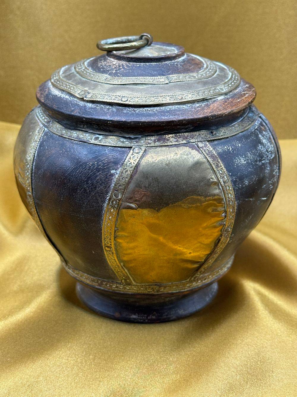 Ancienne boite en forme d'urne - En bois et en laiton doré surmontée d'un couvercle - Travail asiatique du début 20ème - Déco - Collection – Image 2