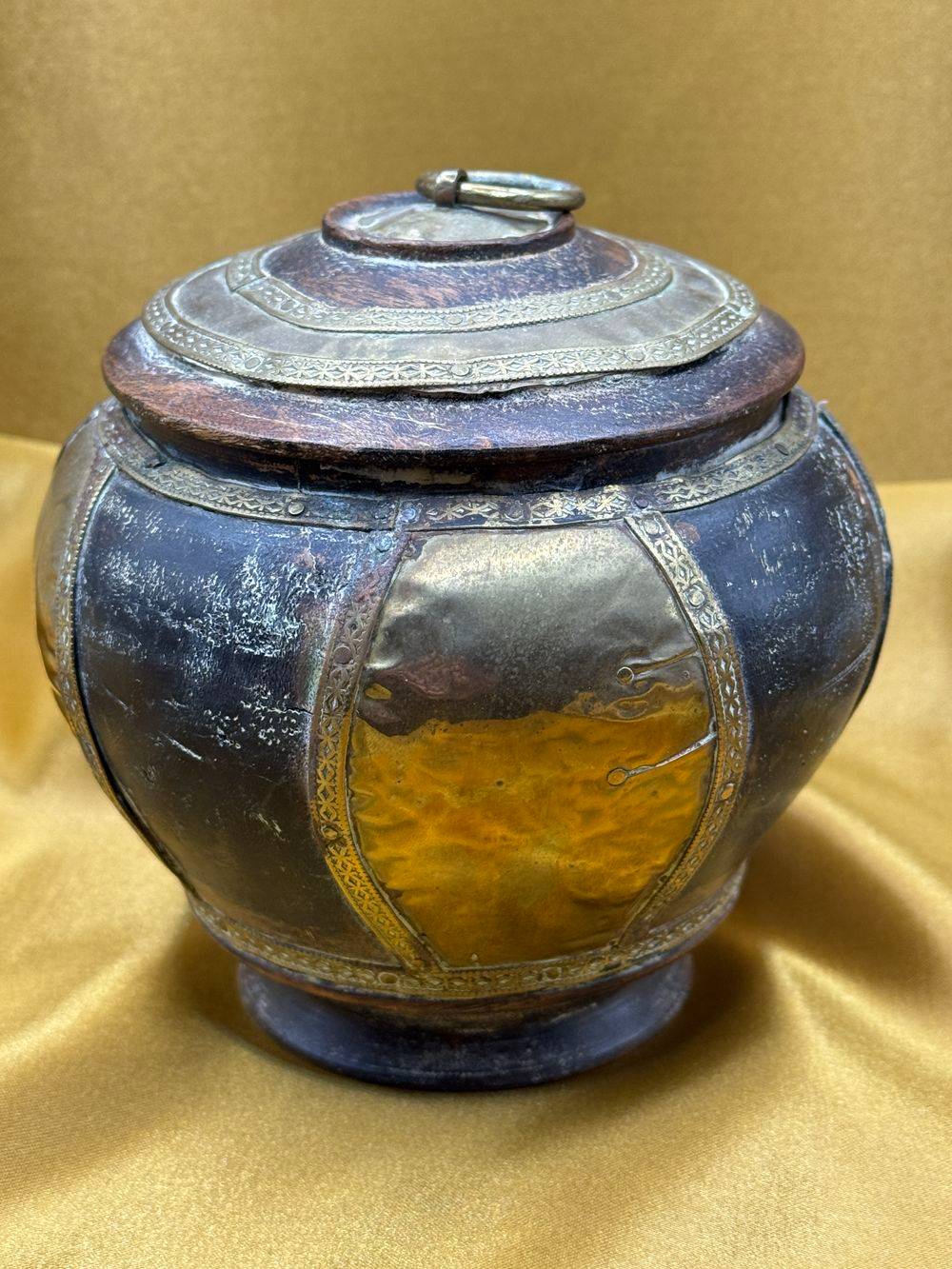 Ancienne boite en forme d'urne - En bois et en laiton doré surmontée d'un couvercle - Travail asiatique du début 20ème - Déco - Collection – Image 3