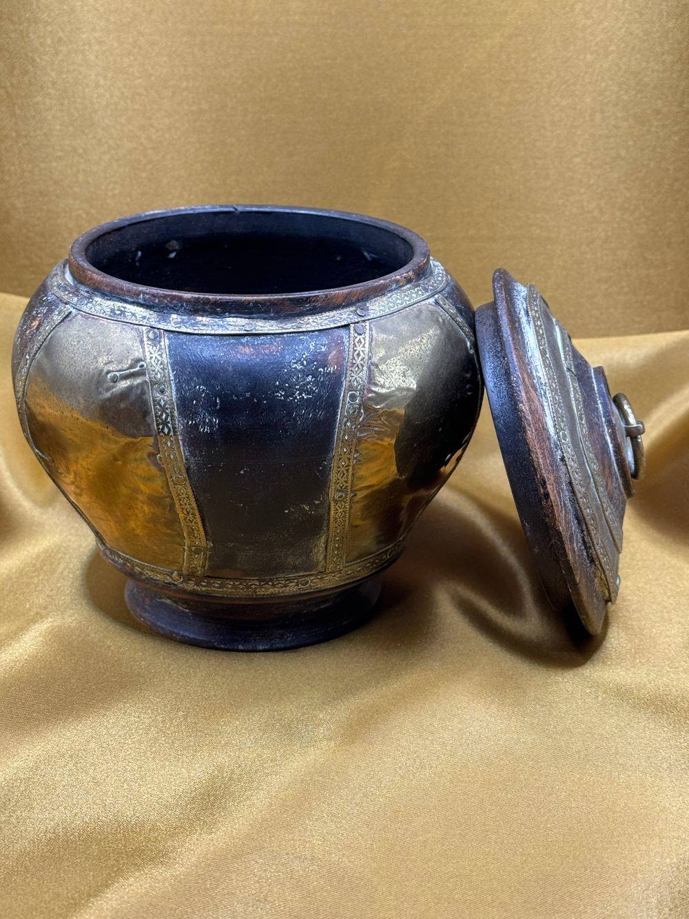 Ancienne boite en forme d'urne - En bois et en laiton doré surmontée d'un couvercle - Travail asiatique du début 20ème - Déco - Collection – Image 4