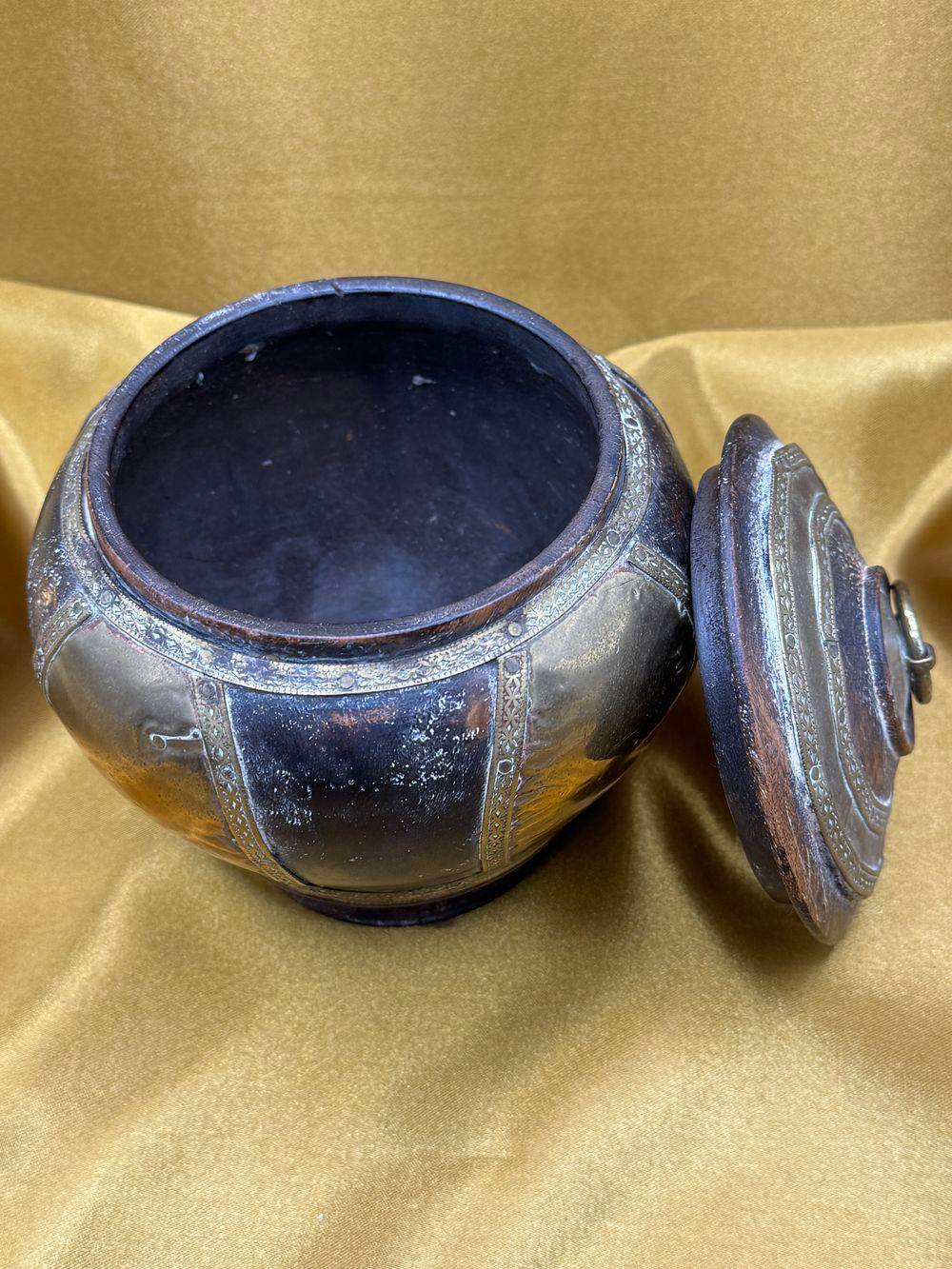 Ancienne boite en forme d'urne - En bois et en laiton doré surmontée d'un couvercle - Travail asiatique du début 20ème - Déco - Collection – Image 5