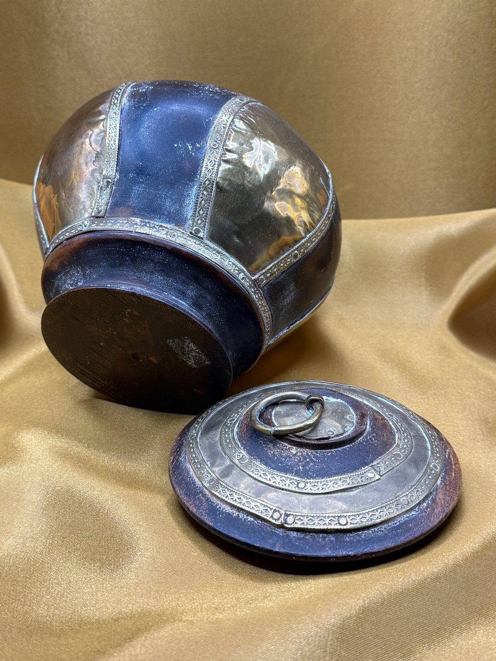 Ancienne boite en forme d'urne - En bois et en laiton doré surmontée d'un couvercle - Travail asiatique du début 20ème - Déco - Collection – Image 6