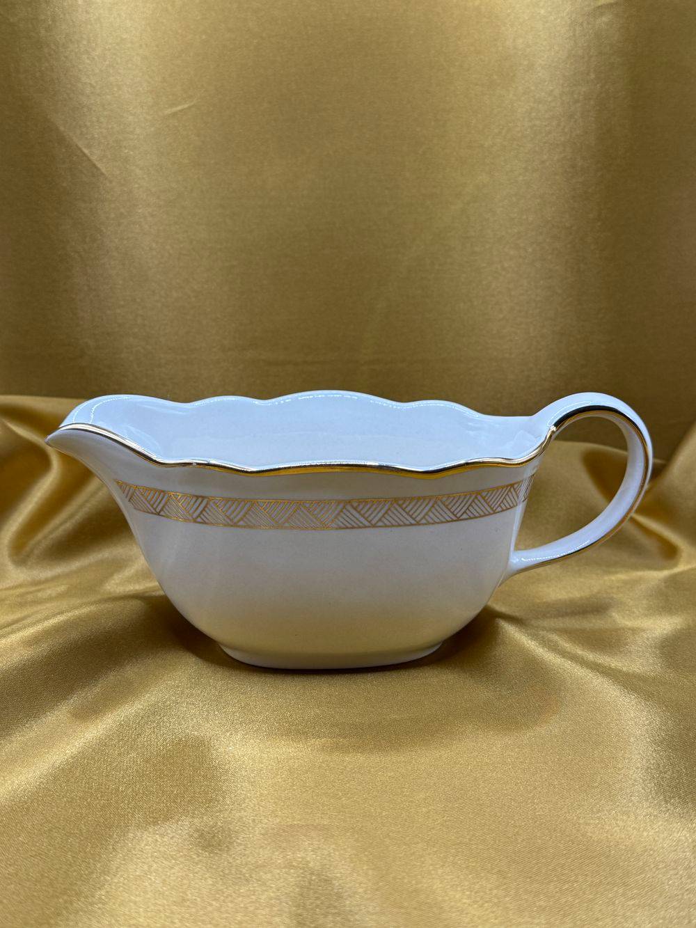 Ancienne Saucière de la manufacture Villeroy & Boch - Mettlach (Estampillée) - Vers 1950 - Véritable Porcelaine opaque ivoire et ornements dorés - Déco - Collection – Image 2