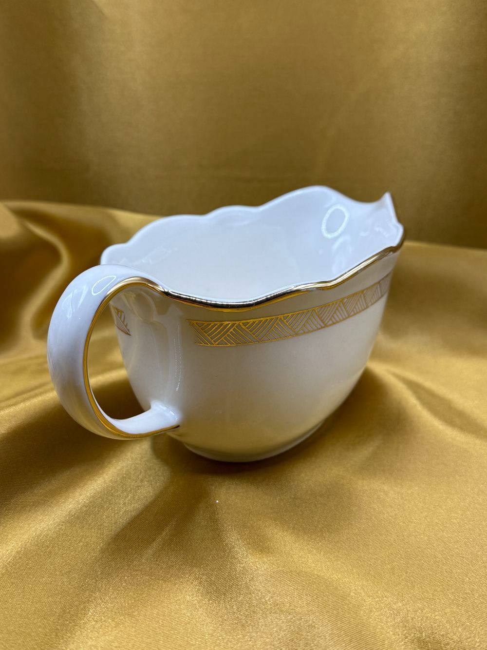 Ancienne Saucière de la manufacture Villeroy & Boch - Mettlach (Estampillée) - Vers 1950 - Véritable Porcelaine opaque ivoire et ornements dorés - Déco - Collection – Image 4