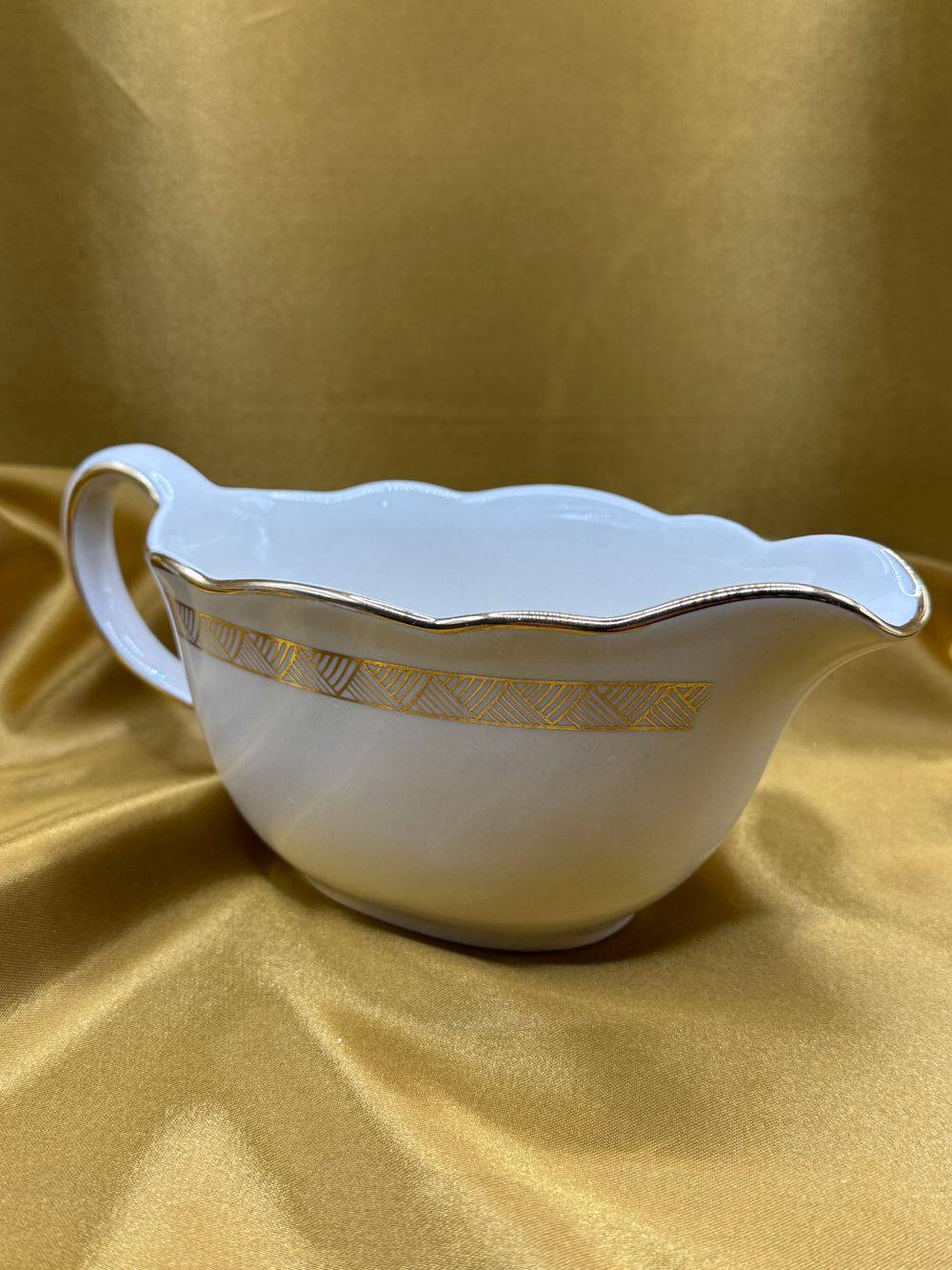 Ancienne Saucière de la manufacture Villeroy & Boch - Mettlach (Estampillée) - Vers 1950 - Véritable Porcelaine opaque ivoire et ornements dorés - Déco - Collection – Image 5