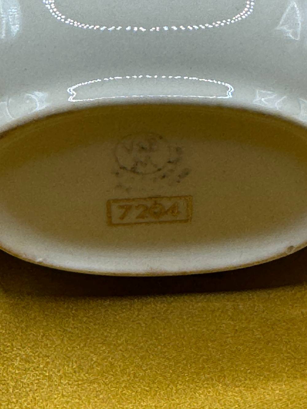 Ancienne Saucière de la manufacture Villeroy & Boch - Mettlach (Estampillée) - Vers 1950 - Véritable Porcelaine opaque ivoire et ornements dorés - Déco - Collection – Image 7