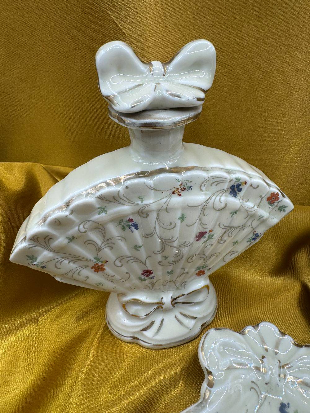 Ancien ensemble de salle de bain - Flacon de parfum, porte-savon et boite en porcelaine de Limoges Lucien Michelaud - Déco - Collection – Image 2