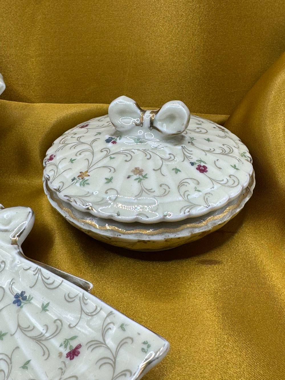 Ancien ensemble de salle de bain - Flacon de parfum, porte-savon et boite en porcelaine de Limoges Lucien Michelaud - Déco - Collection – Image 10