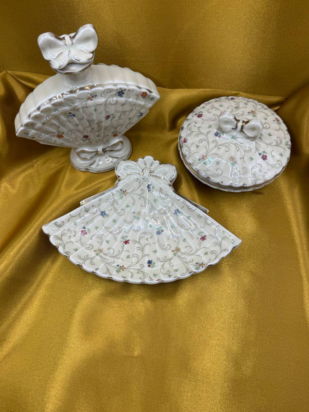 Ancien ensemble de salle de bain - Flacon de parfum, porte-savon et boite en porcelaine de Limoges Lucien Michelaud - Déco - Collection – Image 3