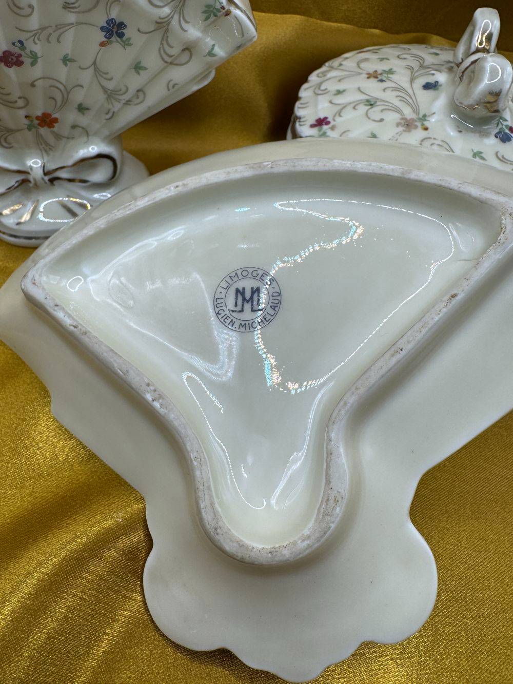 Ancien ensemble de salle de bain - Flacon de parfum, porte-savon et boite en porcelaine de Limoges Lucien Michelaud - Déco - Collection – Image 4