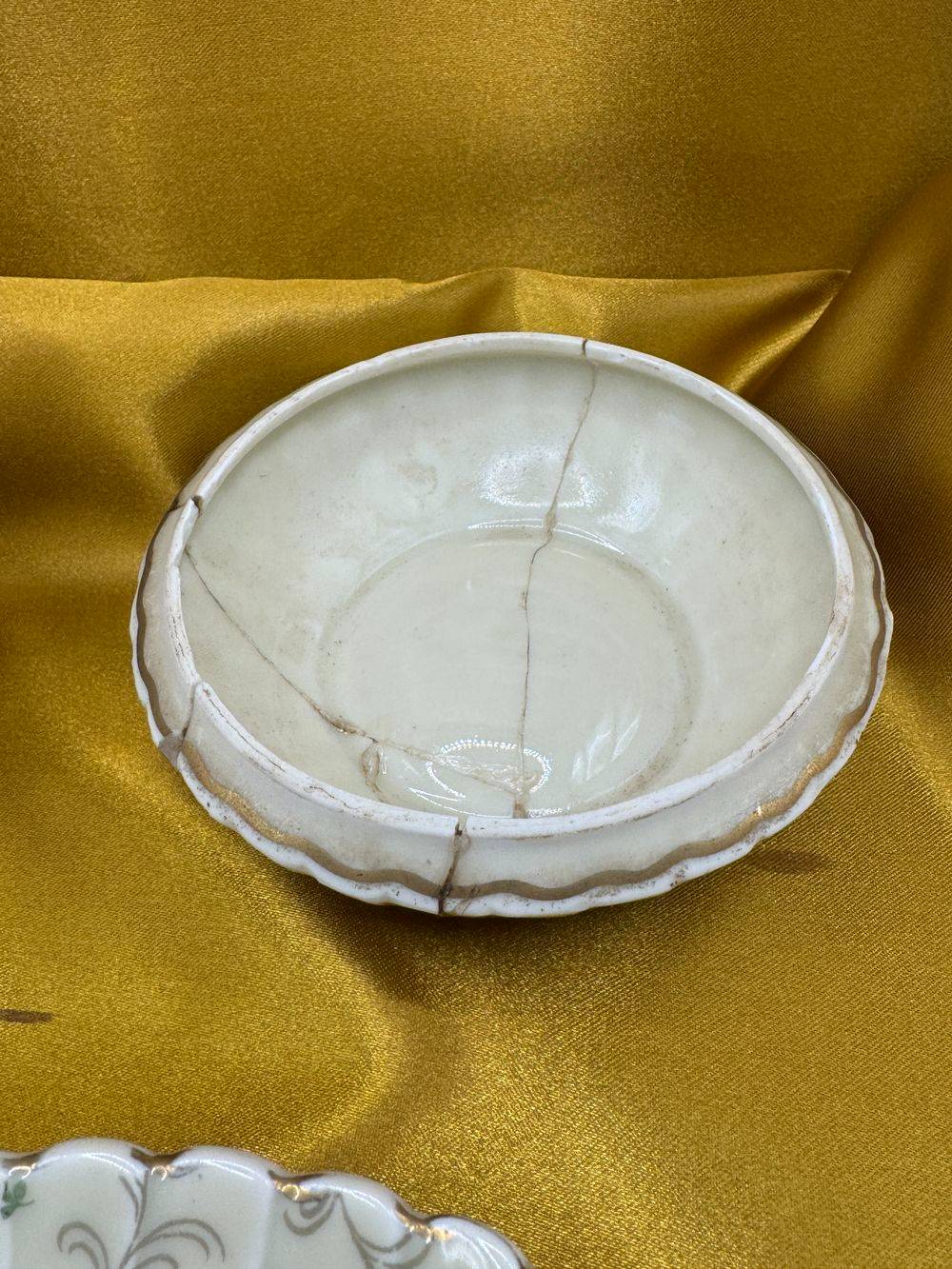 Ancien ensemble de salle de bain - Flacon de parfum, porte-savon et boite en porcelaine de Limoges Lucien Michelaud - Déco - Collection – Image 9