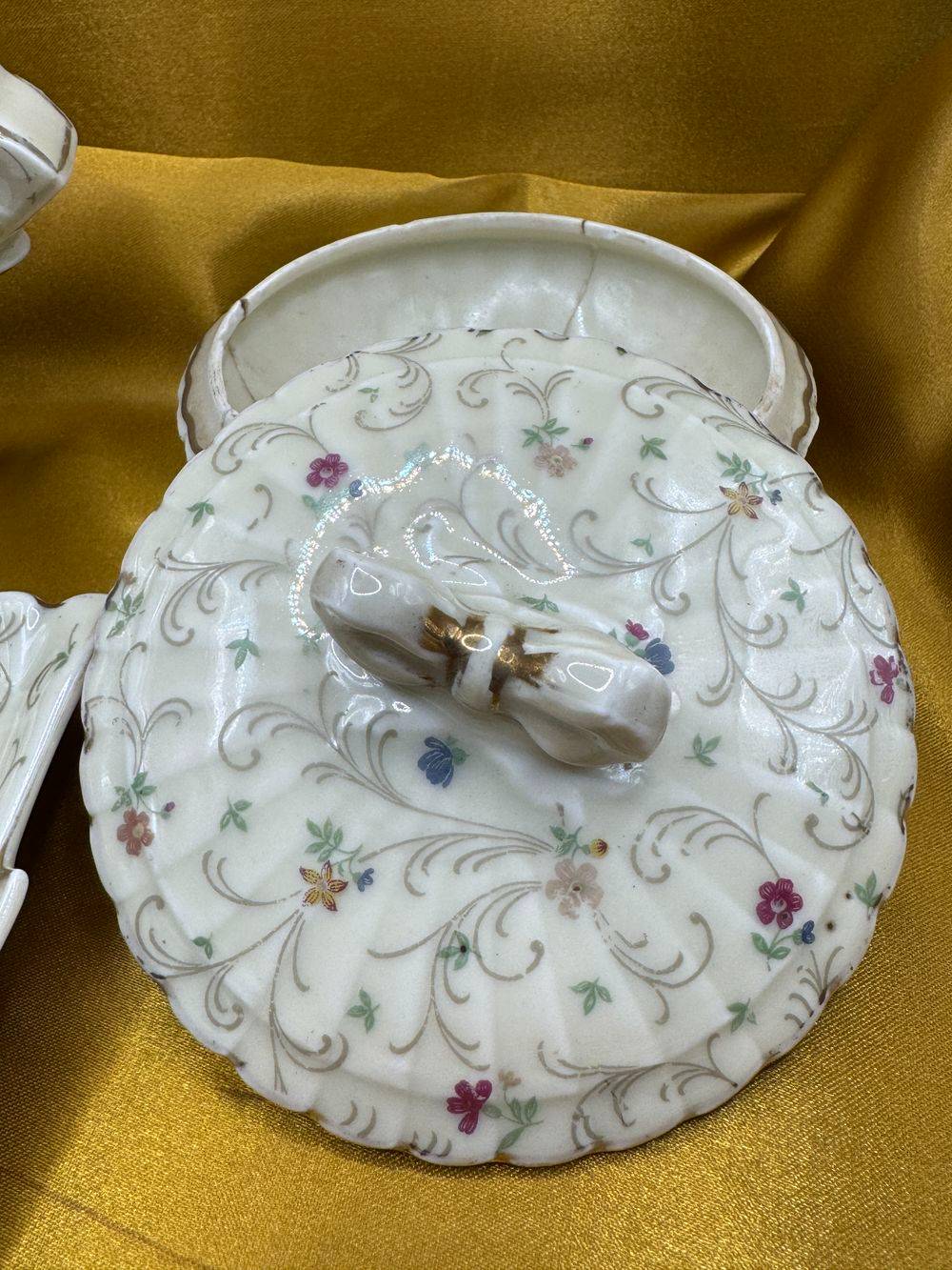 Ancien ensemble de salle de bain - Flacon de parfum, porte-savon et boite en porcelaine de Limoges Lucien Michelaud - Déco - Collection – Image 8