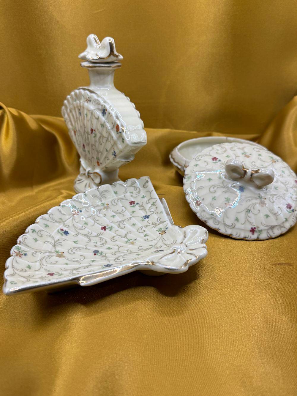 Ancien ensemble de salle de bain - Flacon de parfum, porte-savon et boite en porcelaine de Limoges Lucien Michelaud - Déco - Collection – Image 6