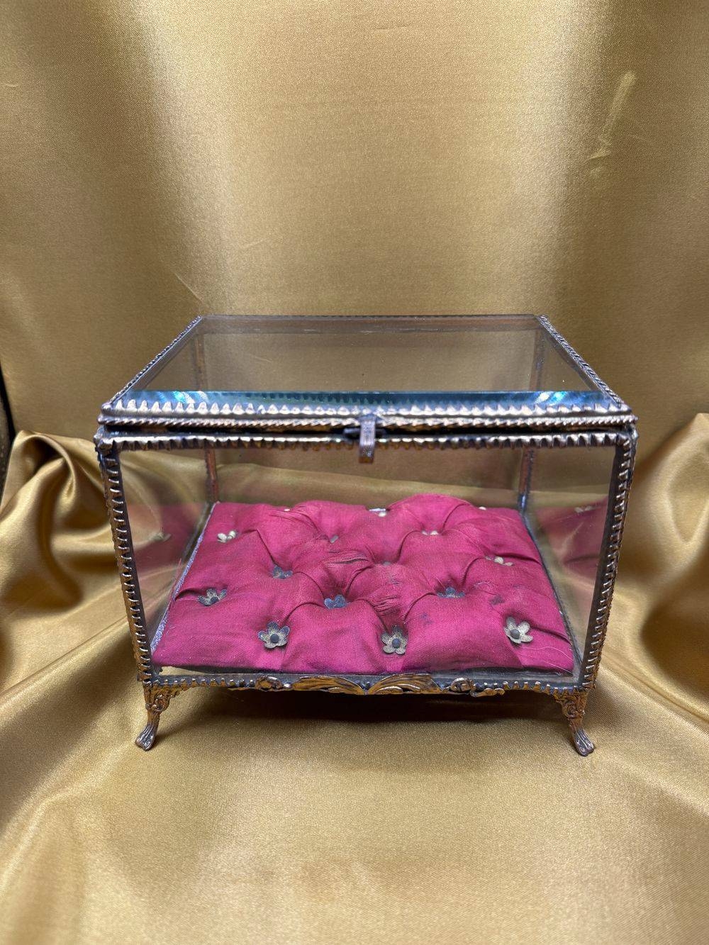 Ancien écrin/boite à bijoux reliquaire - Epoque 19ème Napoléon 3 - En verre : cadre en laiton doré et velours rouge d'origine - Collection - Décoration – Image 2