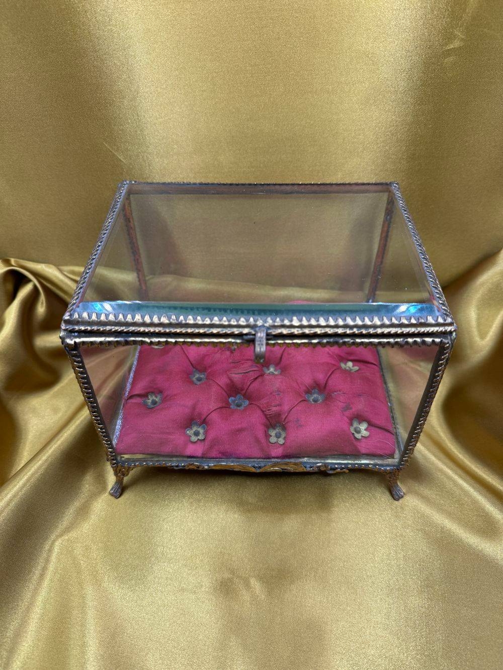 Ancien écrin/boite à bijoux reliquaire - Epoque 19ème Napoléon 3 - En verre : cadre en laiton doré et velours rouge d'origine - Collection - Décoration – Image 3