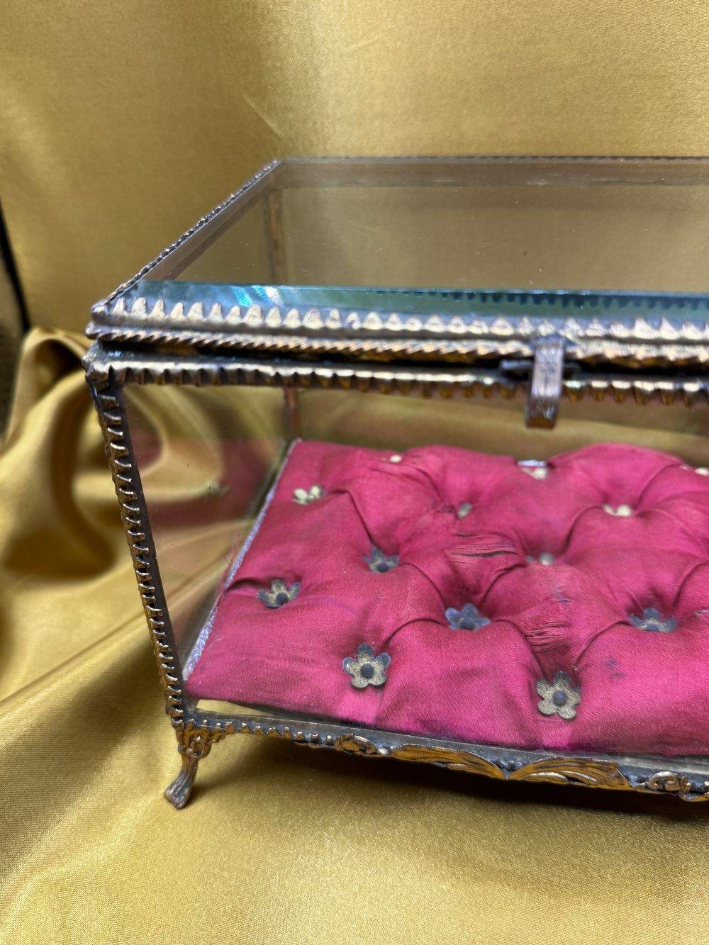 Ancien écrin/boite à bijoux reliquaire - Epoque 19ème Napoléon 3 - En verre : cadre en laiton doré et velours rouge d'origine - Collection - Décoration – Image 4