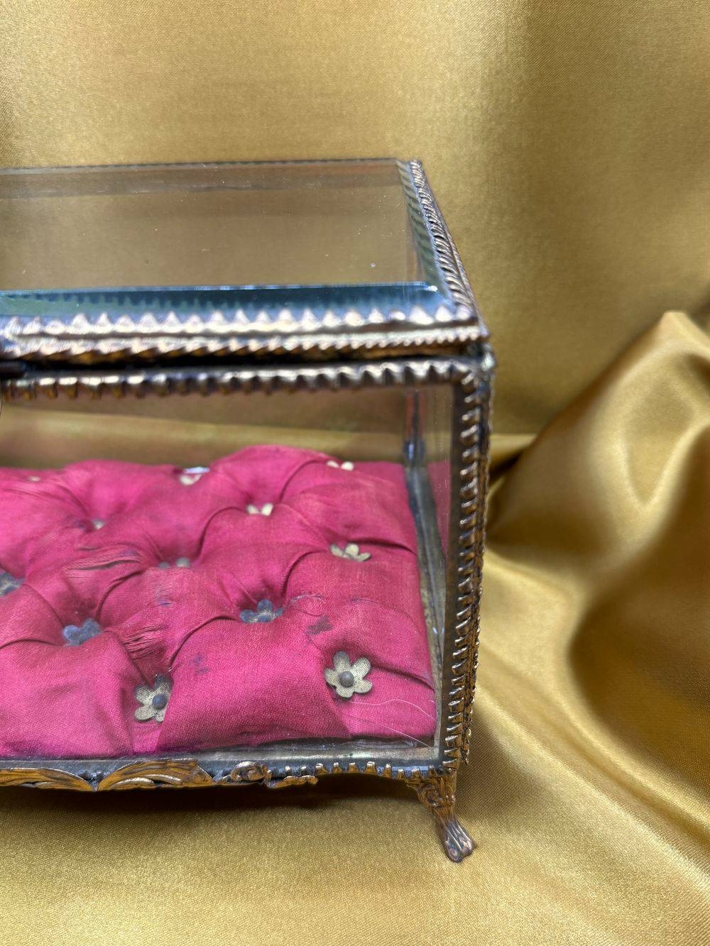 Ancien écrin/boite à bijoux reliquaire - Epoque 19ème Napoléon 3 - En verre : cadre en laiton doré et velours rouge d'origine - Collection - Décoration – Image 5