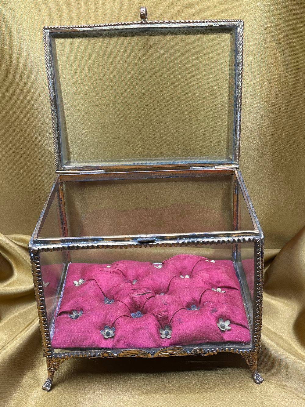Ancien écrin/boite à bijoux reliquaire - Epoque 19ème Napoléon 3 - En verre : cadre en laiton doré et velours rouge d'origine - Collection - Décoration – Image 6