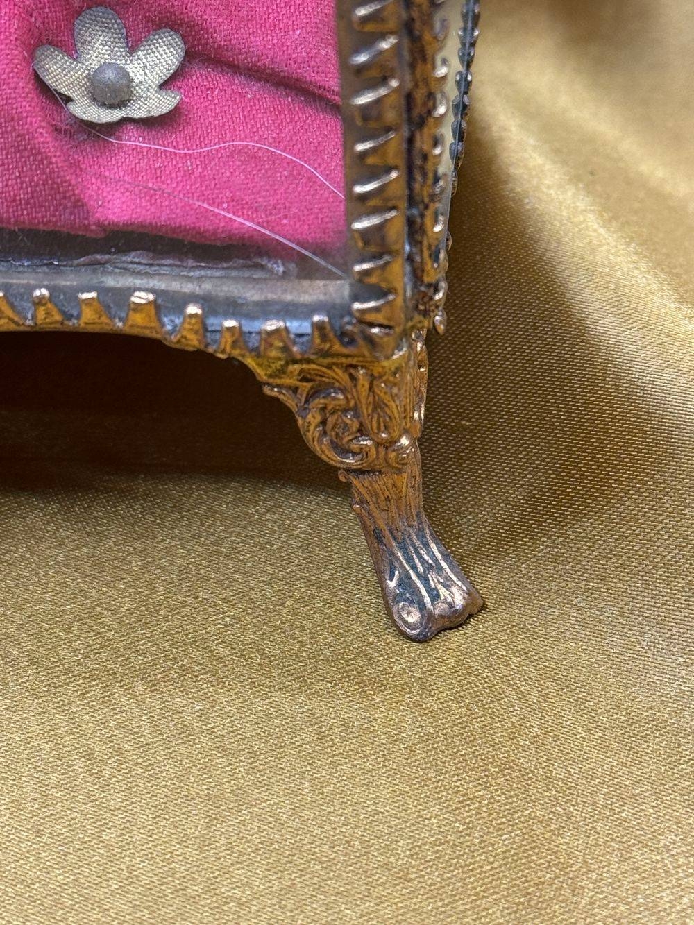 Ancien écrin/boite à bijoux reliquaire - Epoque 19ème Napoléon 3 - En verre : cadre en laiton doré et velours rouge d'origine - Collection - Décoration – Image 7