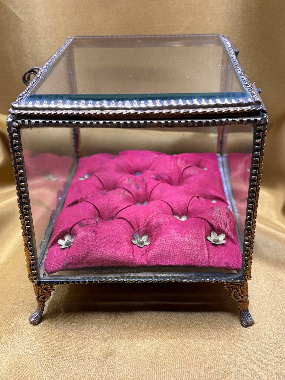 Ancien écrin/boite à bijoux reliquaire - Epoque 19ème Napoléon 3 - En verre : cadre en laiton doré et velours rouge d'origine - Collection - Décoration – Image 8